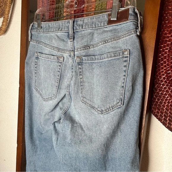 Hollister Medium Wash Distressed Ankle Mom Jean size 9R/ 29 - Picture 3 of 6